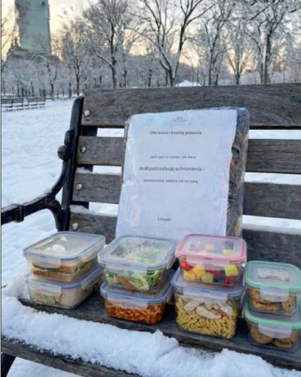 Biedny, samotny ojciec trójki dzieci zostawił na ławce koce i jedzenie dla bezdomnych – miesiąc później na jego ganku pojawił się prawnik.