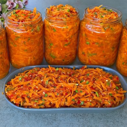 Nie trzeba go gotować. Każdy, kto go spróbuje, pyta o przepis. Nawet jeśli zrobisz 100 słoików, to i tak za mało. Niesamowicie pyszne!