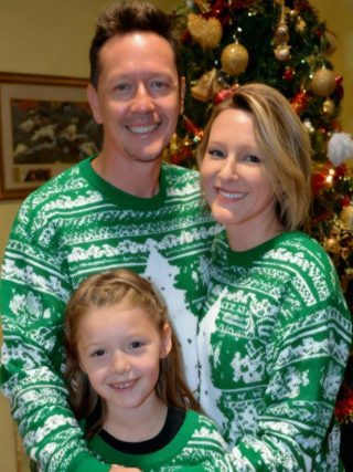 Mój mąż dostał świąteczny prezent od swojej pierwszej miłości. Otwierając go przy nas, powiedział: „Muszę iść” i łzy napłynęły mu do oczu.