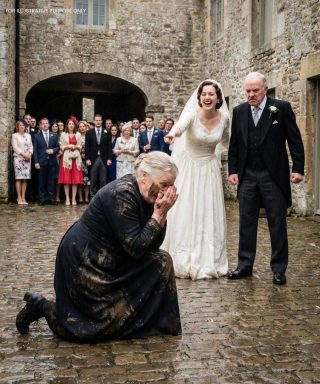 Na ślubie mojego syna stałem jak sparaliżowany, gdy moją żonę wpychano w błoto. Zanim zdążyłem się ruszyć, moja synowa roześmiała się i szyderczo rzuciła: „Nie udawaj, że chodzi o cokolwiek innego niż o kradzież uwagi”.