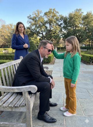 Bogaty mężczyzna powoli tracił wzrok, aż cicha dziewczyna w parku szepnęła: „Nie ślepniesz – to twoja żona dodaje ci coś do jedzenia”, ujawniając ukryty plan, którego nikt nie chciał zobaczyć