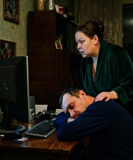 Budząc się w nocy, żona zauważyła, że ​​jej mąż znów zasnął przy komputerze: chciała go obudzić i wyłączyć świecący komputer, ale nagle zobaczyła na ekranie coś, co ją przeraziło.