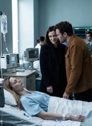 Leżałam w szpitalnym łóżku, udając, że straciłam przytomność po zażyciu morfiny, gdy mój mąż pochylił się i wyszeptał: „Kiedy ona odejdzie, wszystko będzie NASZE”.