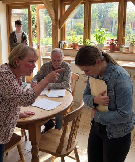 Dziesięć lat oszczędzałem na swój pierwszy dom. Kiedy podzieliłem się tą nowiną, mama nie pogratulowała mi, tylko warknęła: „Nie jesteś żonaty. Te pieniądze miały być na ślub twojej siostry”.