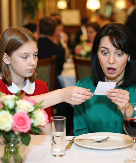 Podczas rodzinnego obiadu moja córka cicho podała mi kartkę: „Mamo, natychmiast udawaj, że jesteś chora i wyjdź stąd”. Na początku pomyślałam, że córka żartuje, ale kilka minut później wydarzyło się coś, co mnie przeraziło.