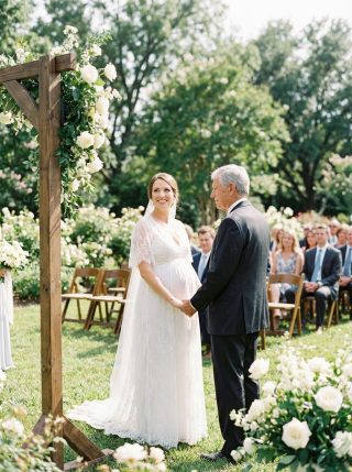 Kiedy poślubiłam mojego 80-letniego sąsiada tylko po to, by chronić jego dom przed krewnymi, którzy próbowali zabrać nam wszystko — ale ta decyzja dała nam rodzinę, jakiej żadne z nas się nie spodziewało