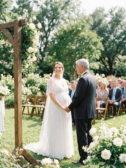 Kiedy poślubiłam mojego 80-letniego sąsiada tylko po to, by chronić jego dom przed krewnymi, którzy próbowali zabrać nam wszystko — ale ta decyzja dała nam rodzinę, jakiej żadne z nas się nie spodziewało