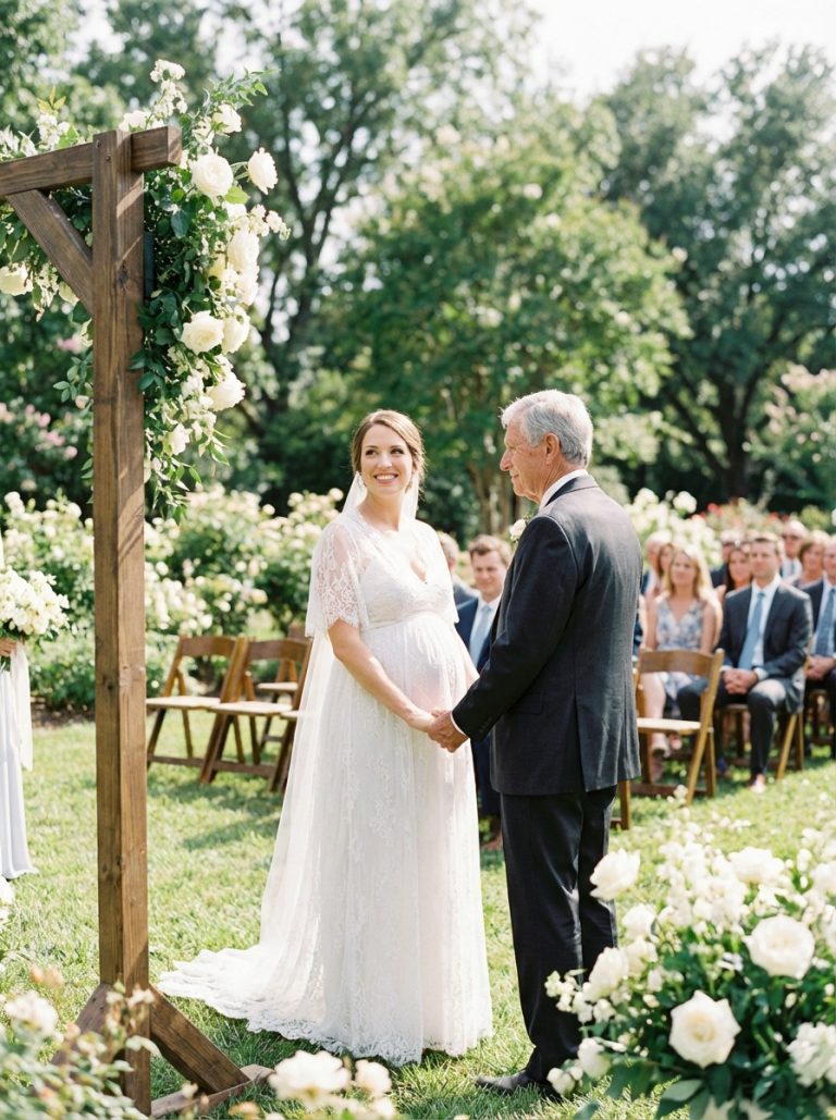 Kiedy poślubiłam mojego 80-letniego sąsiada tylko po to, by chronić jego dom przed krewnymi, którzy próbowali zabrać nam wszystko — ale ta decyzja dała nam rodzinę, jakiej żadne z nas się nie spodziewało