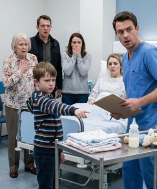 Kiedy szpital poinformował, że moje noworodek nie żyje, moja teściowa wyszeptała okrutne słowa, a bratowa się z tym zgodziła. Mój mąż odwrócił się w milczeniu. Wtedy mój ośmioletni syn wskazał na wózek pielęgniarki i zapytał: „Mamo… czy mam podać lekarzowi to, co babcia dodała do mleka dziecka?”. W pokoju zapadła cisza.