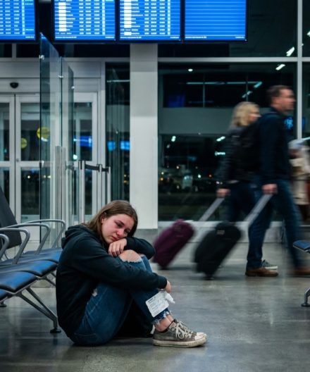 Miałam szesnaście lat, kiedy matka zostawiła mnie na lotnisku jak zapomnianą torebkę. „Jesteś sama” – wzruszyła ramionami, po czym wyjechała na wakacje ze swoim nowym mężem i „idealnymi” dziećmi.