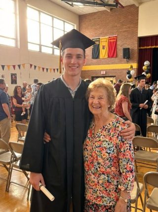 Jak zareagowałam, gdy w dniu ukończenia szkoły osądzono mnie ze względu na moje pochodzenie — potężne przypomnienie, by nigdy nie oceniać książki po okładce.