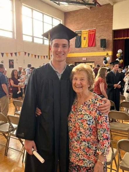 Jak zareagowałam, gdy w dniu ukończenia szkoły osądzono mnie ze względu na moje pochodzenie — potężne przypomnienie, by nigdy nie oceniać książki po okładce.