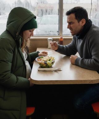 Ojciec moich bliźniaków wyśmiał mnie, gdy zamówiłem sałatkę Cobb za 5 dolarów – milczałem, ale karma zadziałała