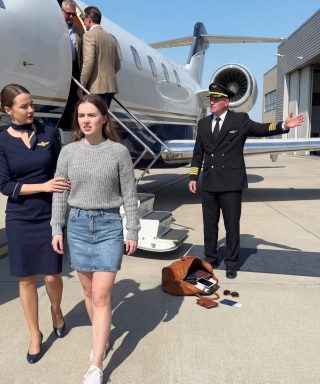 Wynieśli ją z samolotu – kilka minut później dowiedzieli się, kim naprawdę była