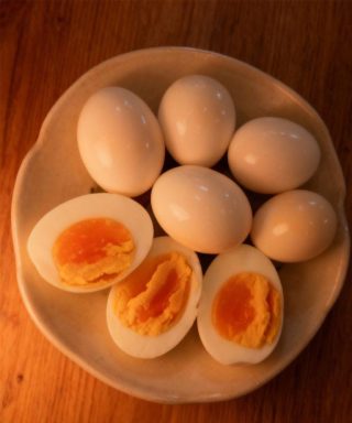 Spojrzenie na to, jak niektóre nawyki związane z gotowanymi jajkami mogą wpływać na zdrowie serca