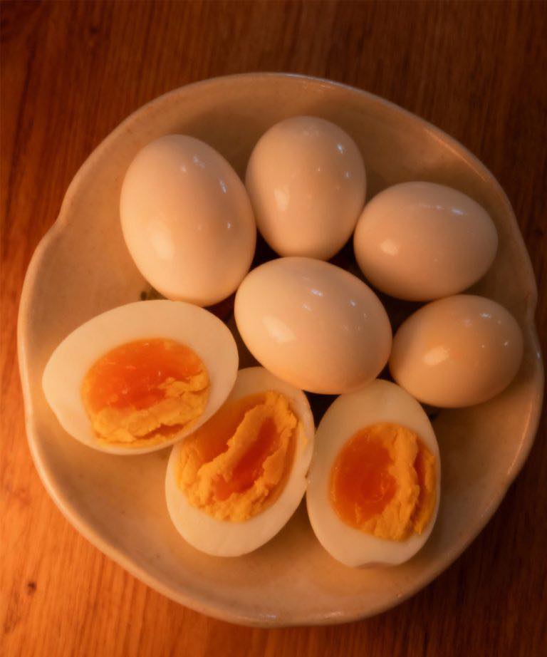 Spojrzenie na to, jak niektóre nawyki związane z gotowanymi jajkami mogą wpływać na zdrowie serca