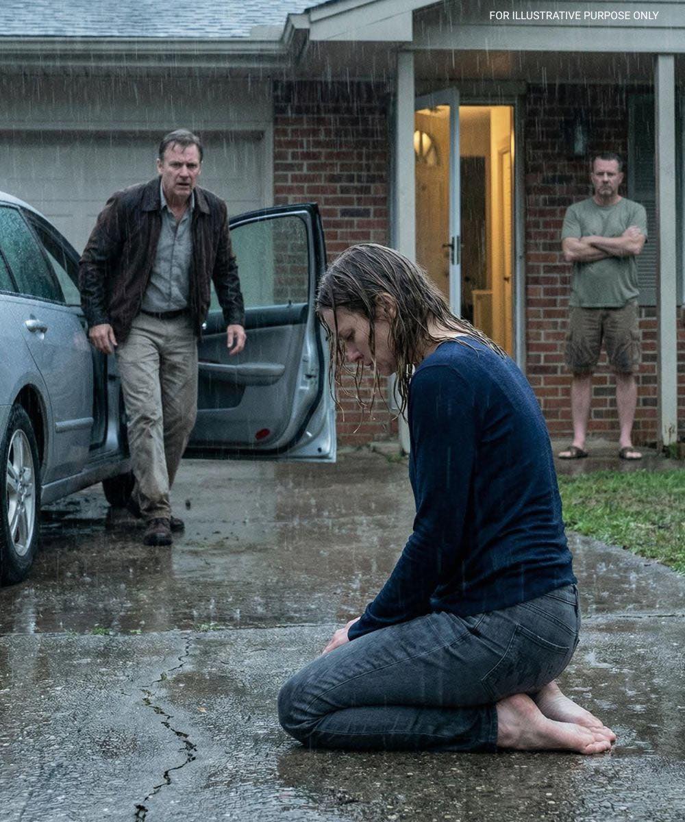 Znalazłam moją córkę klęczącą w deszczu, podczas gdy jej mąż nazywał to „poprawką” — śmiech wypełnił cały dom, więc zaniosłam ją do środka i wypowiedziałam pięć słów, które zniszczyły ich moc