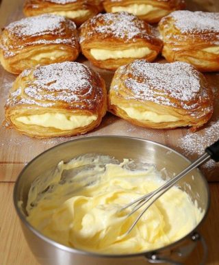 ⚠️USUWAMY NIEAKTYWNYCH CZŁONKÓW GRUPY, POWIEDZ COŚ, ABY ZOSTAĆ AKTYWNYM⚠️TYLKO WYKSZTAŁCENI CZŁONKOWIE DZIĘKUJEMY ZA PRZEPIS Francuska rozkosz na talerzu: chrupiące ciasto z delikatnym waniliowym wnętrzem