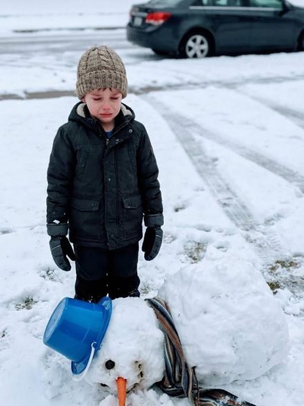 Mój syn ulepił bałwana, a reakcja sąsiada sprawiła, że ​​stało się to dla niego nieoczekiwaną lekcją.