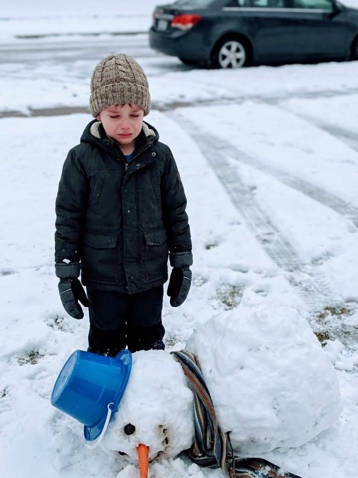 Mój syn ulepił bałwana, a reakcja sąsiada sprawiła, że ​​stało się to dla niego nieoczekiwaną lekcją.