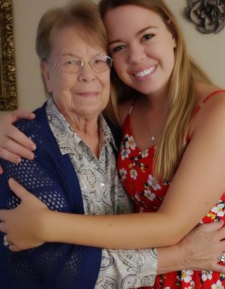 Podczas pogrzebu mojej babci zobaczyłem, jak moja mama ukrywała w trumnie paczkę. Po cichu ją wziąłem i byłem oszołomiony, gdy zajrzałem do środka