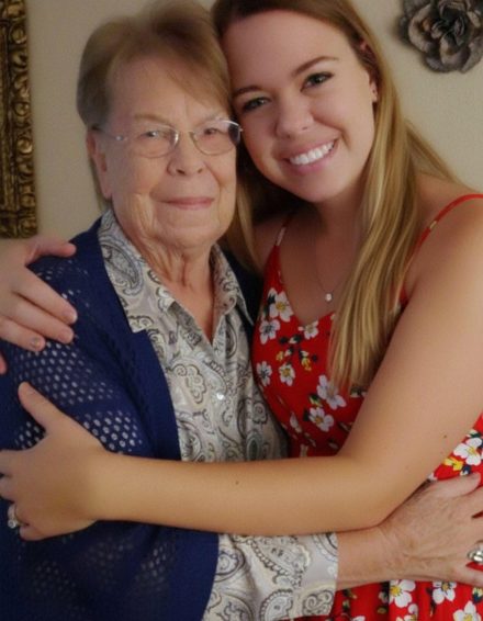 Podczas pogrzebu mojej babci zobaczyłem, jak moja mama ukrywała w trumnie paczkę. Po cichu ją wziąłem i byłem oszołomiony, gdy zajrzałem do środka