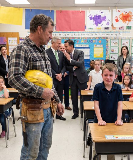 Mój stary, poplamiony smarem pas z narzędziami sprawił, że stałem się pośmiewiskiem Dnia Kariery — ale drżące wyznanie jednego chłopaka sprawiło, że śmiech przerodził się w ciężką ciszę.