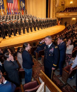 Moja rodzina myślała, że ​​po cichu opuściłem Marynarkę Wojenną, więc nie odezwałem się ani słowem podczas uroczystości wręczenia dyplomów SEAL mojemu bratu — aż do momentu, gdy jakiś generał nagle zesztywniał, zasalutował i powiedział: „Pułkowniku… jest pan tutaj?”